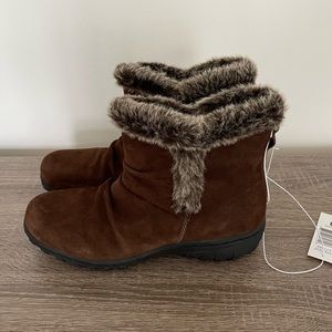 NWT Khombu women’s brown snow boots with faux fur trim size 9